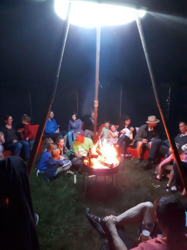 Am Lagerfeuer gemachtes Popcorn schmeckt einfach besonders gut Am Lagerfeuer gemachtes Popcorn schmeckt einfach besonders gut